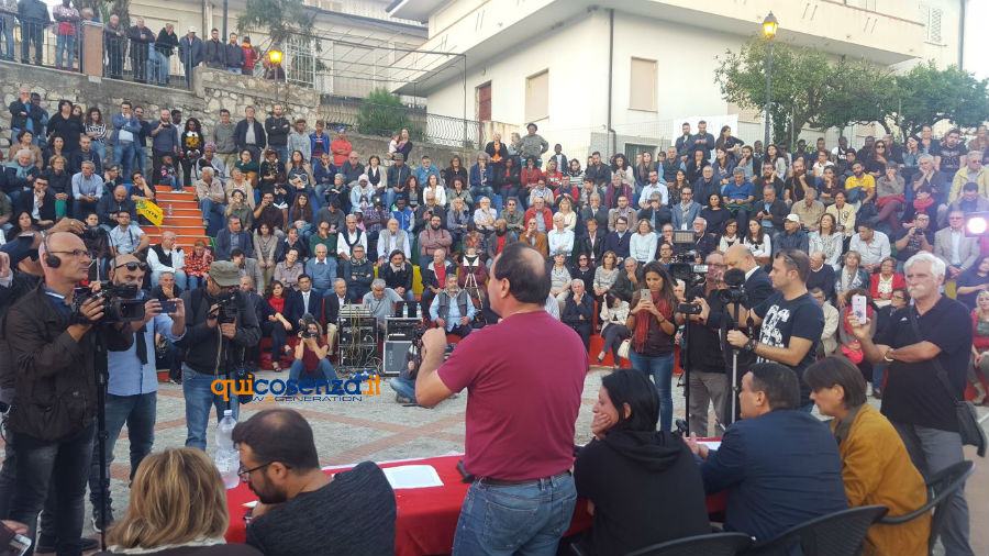 Arresto sindaco Riace: per il Gip "Congetture, errori procedurali, inesattezze", rigettate diverse accuse 51 Riace manifestazione Lucano 03