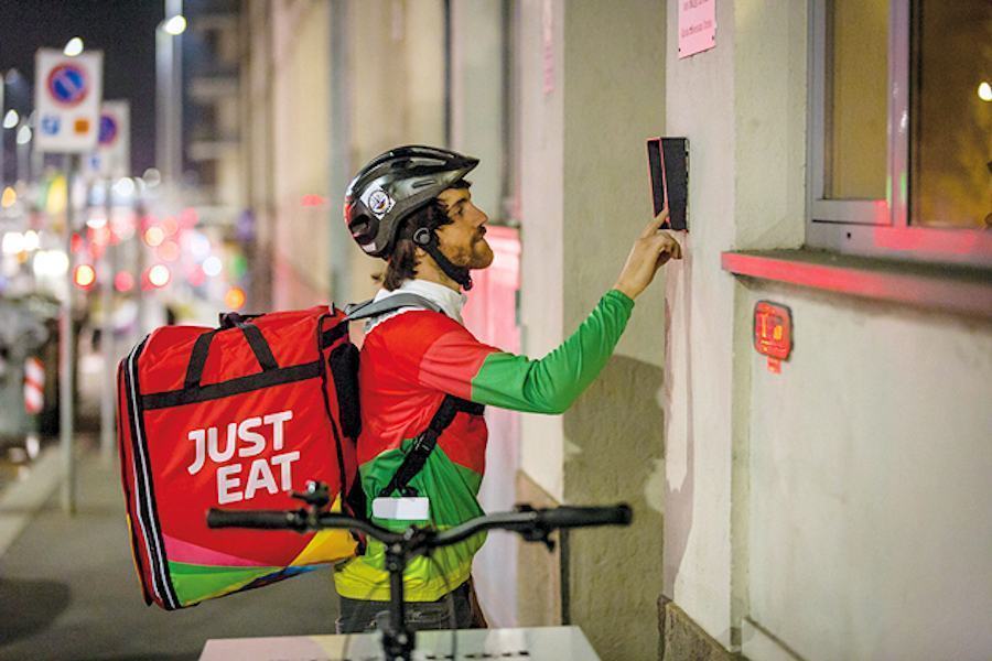 Cibo a domicilio, settore in crescita anche in Calabria 51 Rider just eat 1