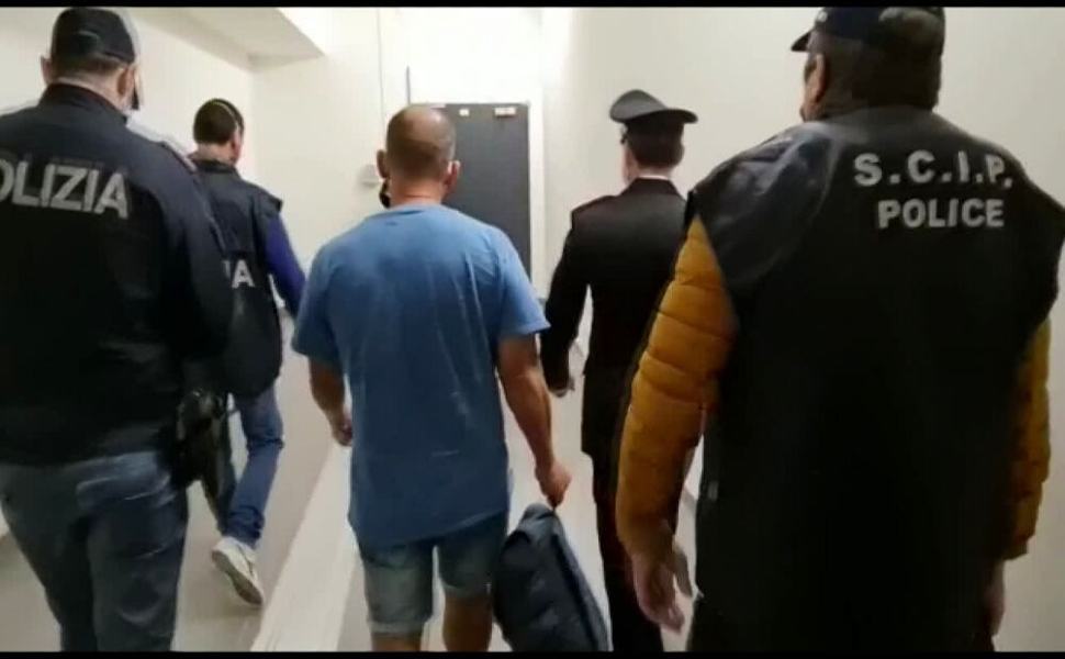 'Ndrangheta, arrestato il latitante Biart. Incastrato dai tatuaggi e l'amore per la cucina 51 Rientro latitante Biart Marc Feren Claude 2 1