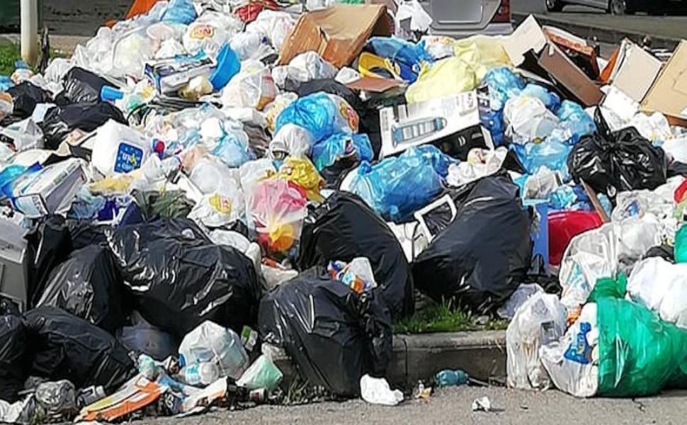 Smistamento illecito di rifiuti: area comunale sottoposta a sequestro 51 Rifiuti 1 2