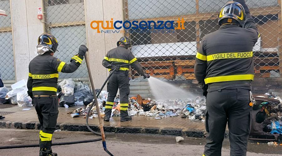 Rifiuti a fuoco Cosenza Corso Mazzini2