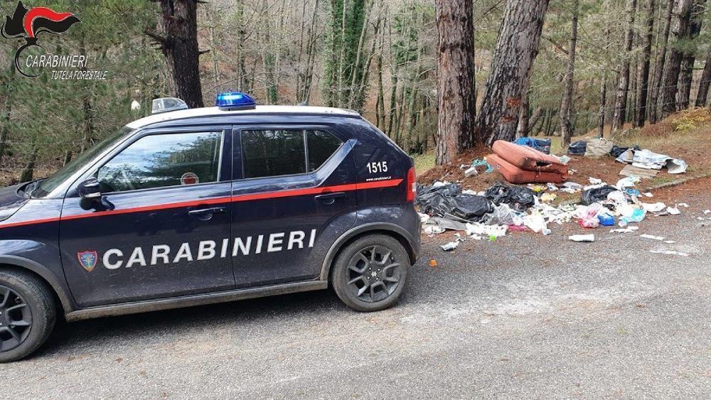 Rifiuti abbandonati a San Giovanni in Fiore, scattano le sanzioni 51 Rifiuti carabinieri forestali san giovanni in fiore