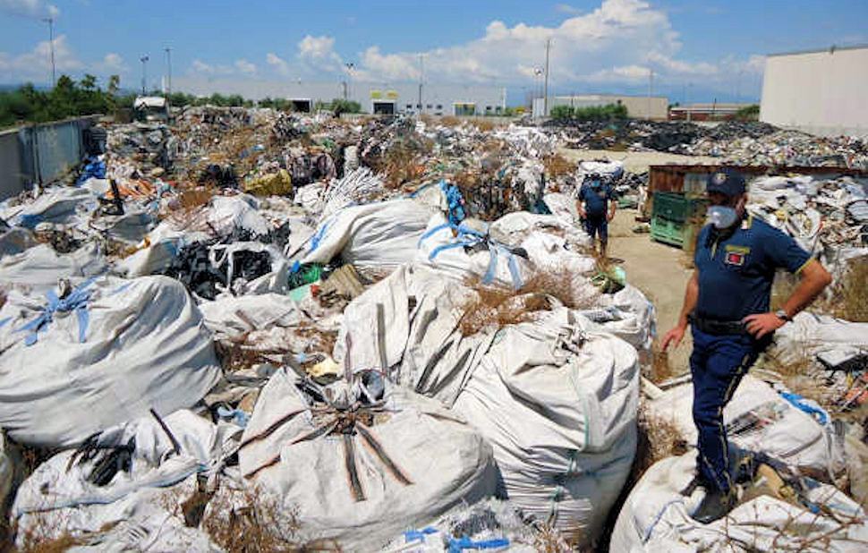 Una discarica abusiva di rifiuti plastici. Sequestrati capannone e un area di 4.000 mq 74 Rifiuti plastici