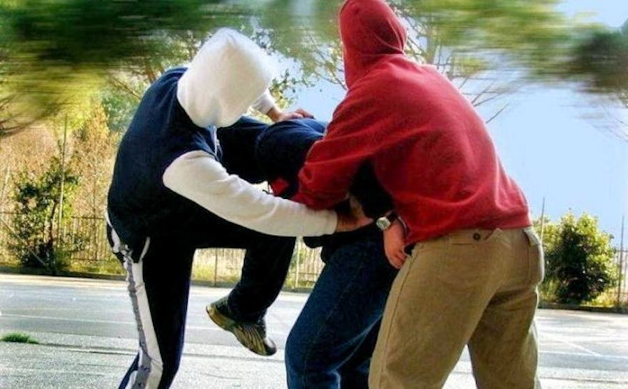 Rissa in piazza, 40 si picchiano con mazze e catene 51 Rissa cinghiate 3 ragazzi 1