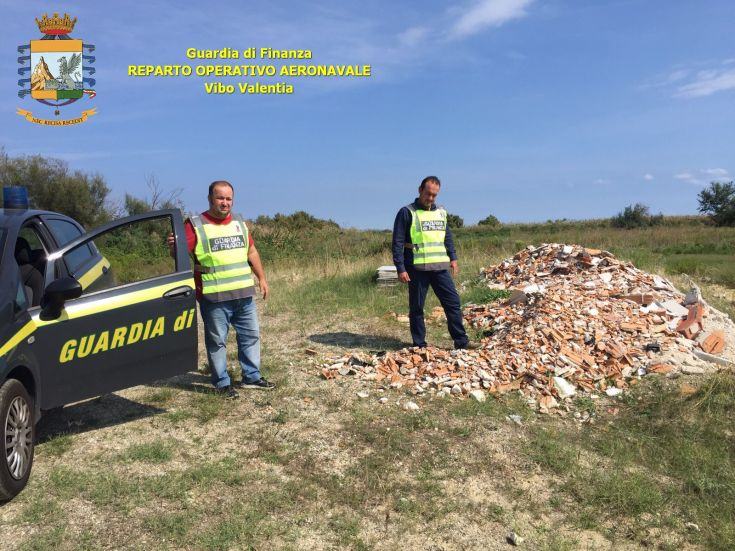 Corigliano, due terreni da 9 mila metri quadrati usati come discarica. Emessi 10 avvisi di garanzia 68 RoanViboValentia 13.10.2015 2