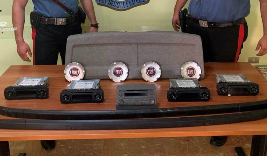 Specializzato nel rubare stereo e barre portatutto dalle auto, arrestato 25enne 51 Rosarno carabinieri stereo pezzi auto