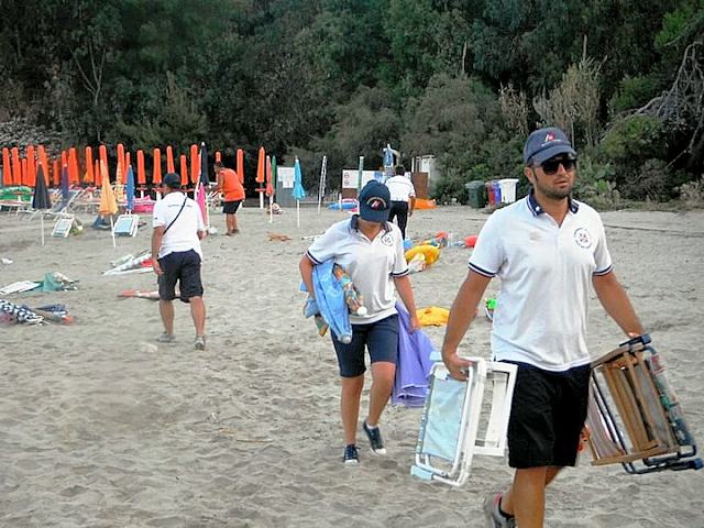 Ombrelloni selvaggi per occupare 'un posto al sole'. Il blitz dei vigili in spiaggia 197 Roseto vigili