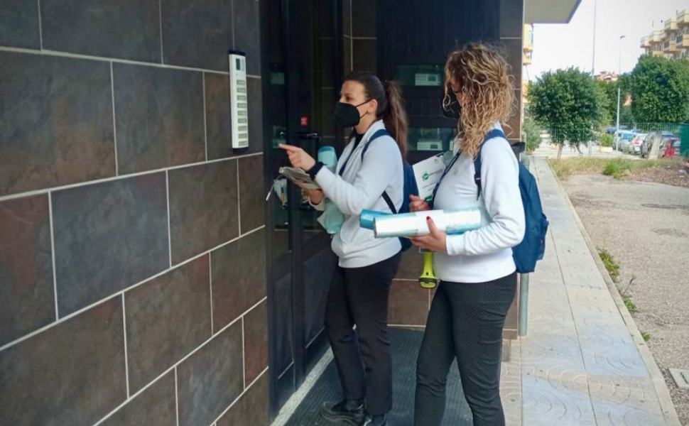 Rossano, nuovo servizio di igiene urbana: prosegue la distribuzione dei kit 51 Rossano consegna kit 1