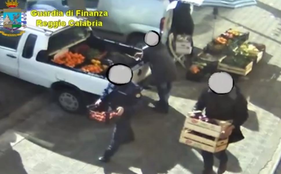 Rubano merce agenti polizia locale reggio