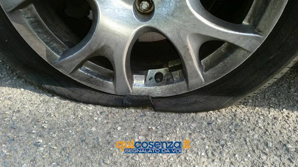 Buche e voragini per la 'gioia' dei gommisti, cosentini esasperati «Non chiamatele strade» 68 Ruota squarciata