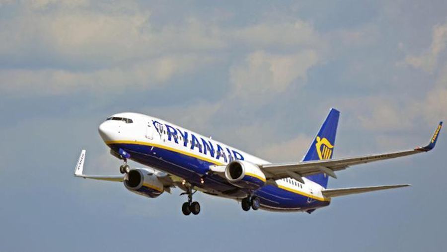 La geniale soluzione di questo ragazzo per evitare di pagare il bagaglio a mano  Ryanair - Radio 105