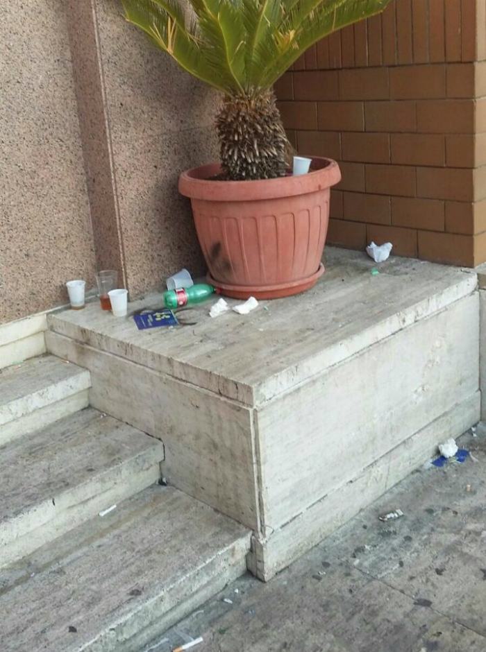 Ancora degrado e sporcizia a piazza Santa Teresa, residenti sul piede di guerra 51 S.Tersa9