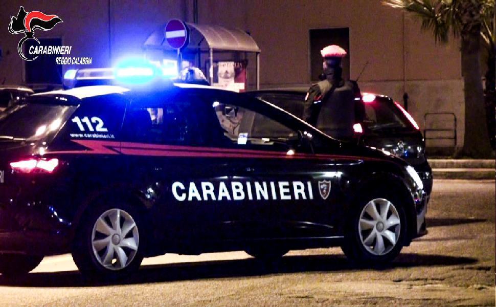 Detenevano illegalmente armi e munizioni in casa, denunciati padre