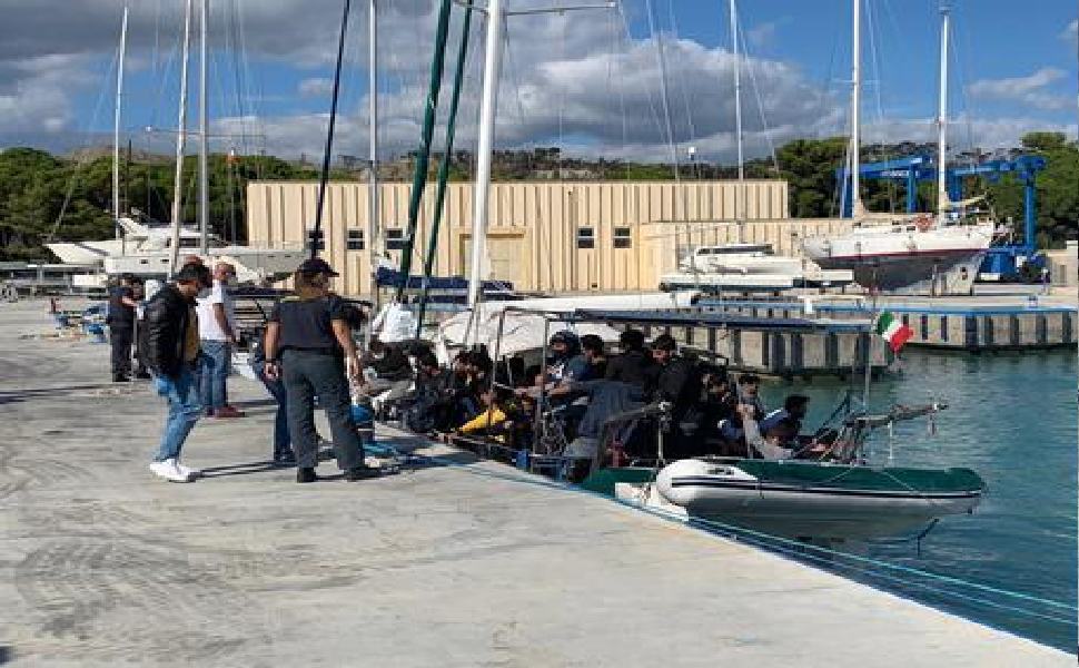 Sbarchi senza sosta. Arrivano altri 78 migranti da Iran, Iraq e Afghanistan 51 SBARCHI MIGRANTI 1