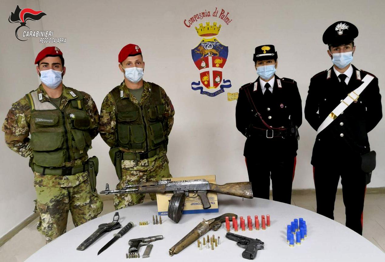 Nascondevano armi e munizioni, arrestati padre e figlio 51 SEMINARA. TROVATO ARSENALE E MUNIZIONI. ARRESTATI PADRE E FIGLIO
