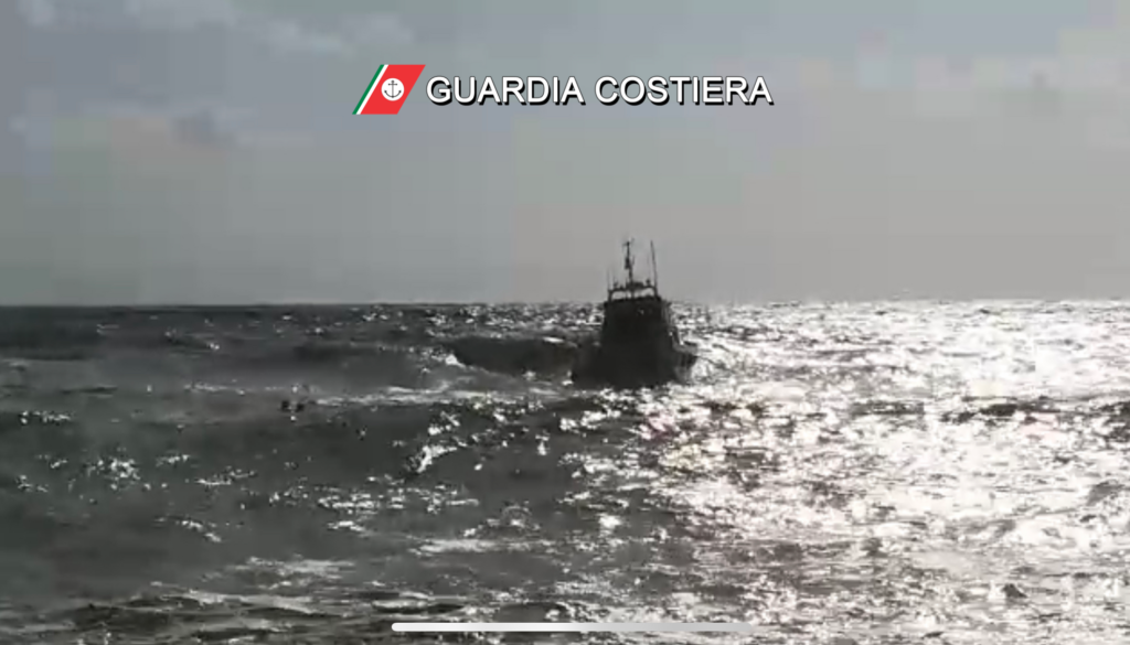 Mare agitato, due bagnanti in balia delle onde a Paola (VIDEO) 2 SRCV1615 1