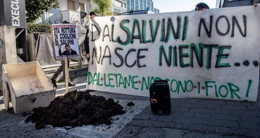 Salvini a Rende striscioni protesta 02