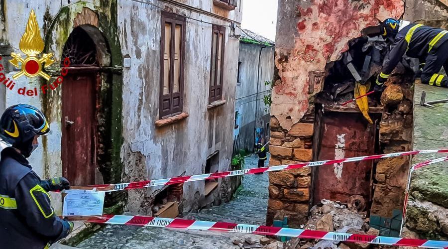 Cosenza, nuovo crollo nel centro storico nei pressi della chiesa di San Francesco d'Assisi 53 San Francesco Dassisi
