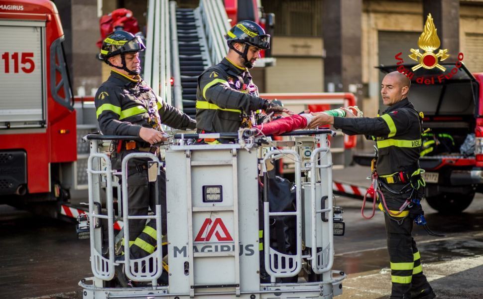 Vigili del fuoco celebrano Santa Barbara, in piazza dei Bruzi "Pompieropoli" 57 Santa Barbara Vigili fuoco Cosenza 02