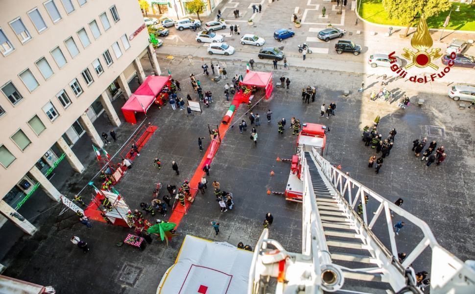 Vigili del fuoco celebrano Santa Barbara, in piazza dei Bruzi "Pompieropoli" 56 Santa Barbara Vigili fuoco Cosenza 04