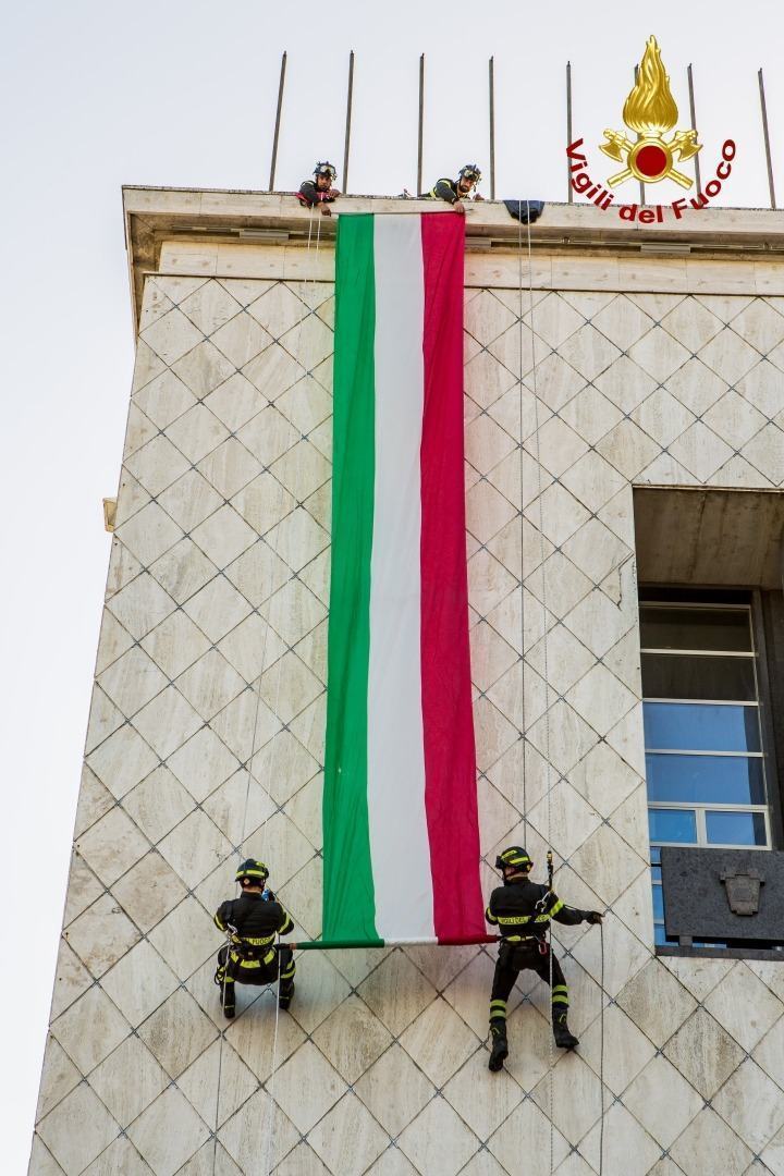 Vigili del fuoco celebrano Santa Barbara, in piazza dei Bruzi "Pompieropoli" 54 Santa Barbara Vigili fuoco Cosenza 07