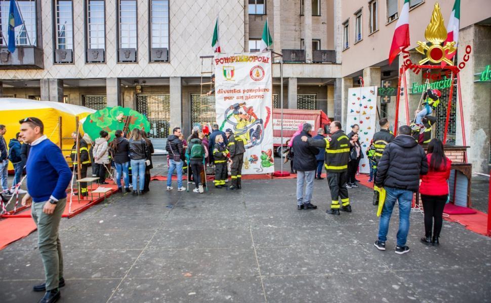 Vigili del fuoco celebrano Santa Barbara, in piazza dei Bruzi "Pompieropoli" 53 Santa Barbara Vigili fuoco Cosenza