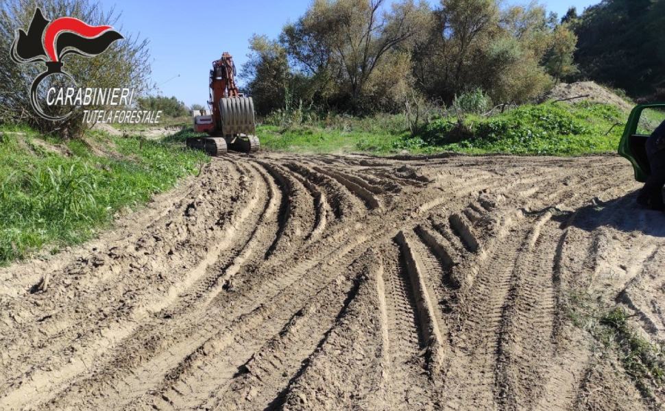 Sorpreso mentre preleva inerti dal fiume, denunciato 51 Santa Severina inerti cc forestale