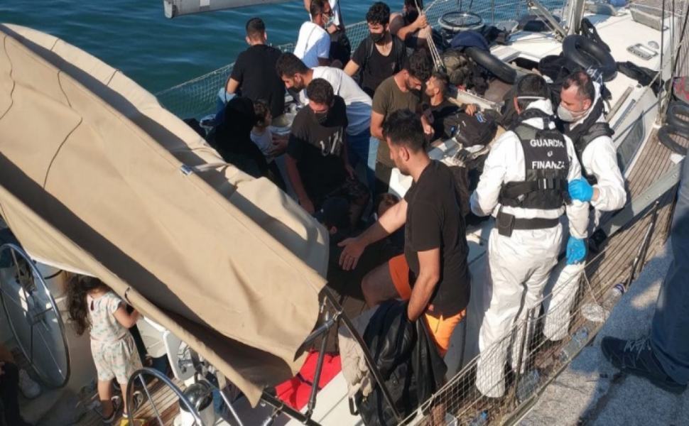 Sbarco Crotone Guardia finanza 01