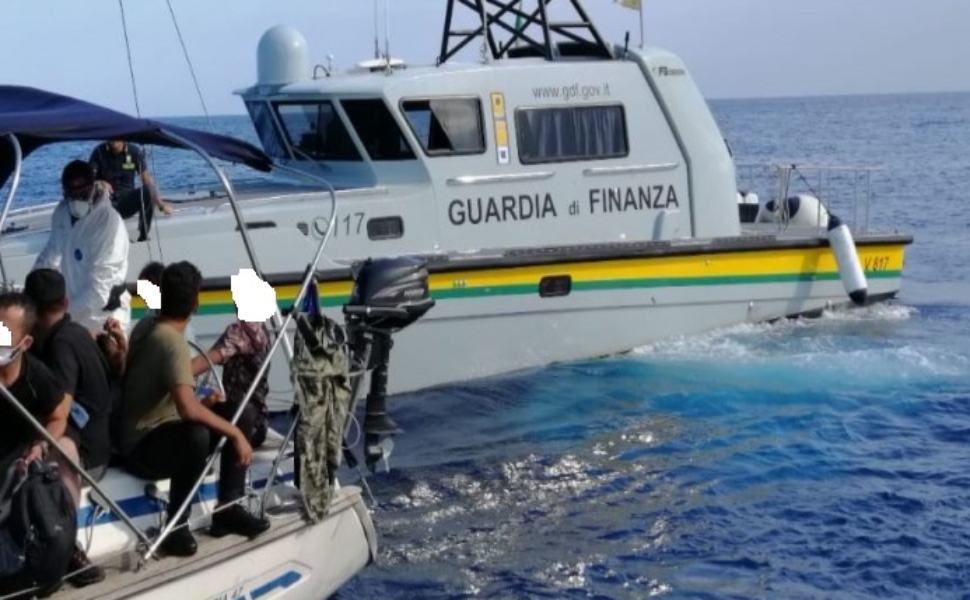 Un altro sbarco nella Locride, 123 persone intercettate su un motopeschereccio 51 Sbarco Guardia finanza immagine repertorio