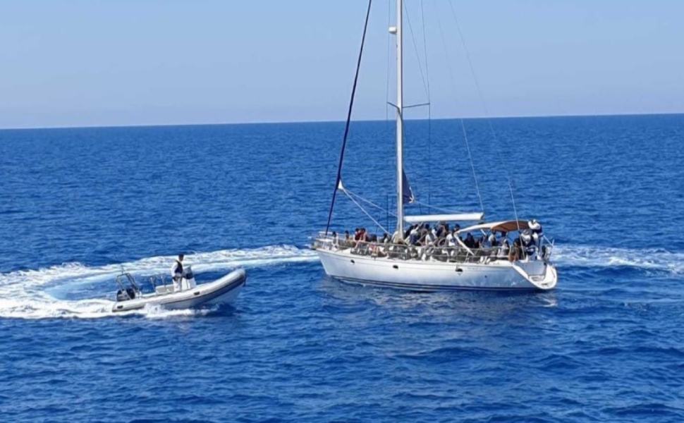 Secondo Sbarco Di Migranti In Calabria In Arrivano Su Una Barca A Vela Quicosenza