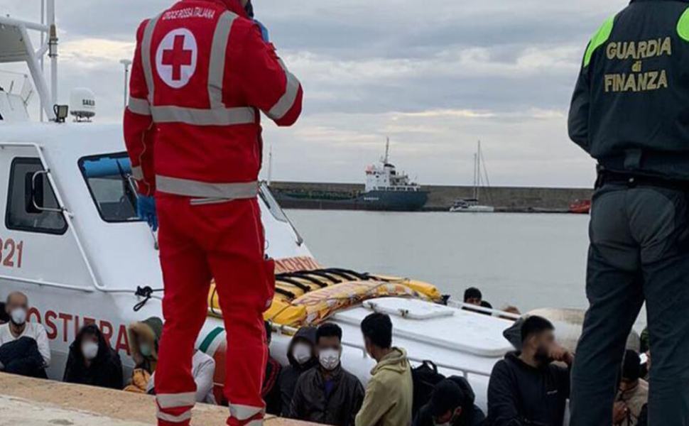 Sbarco migranti crotone 7