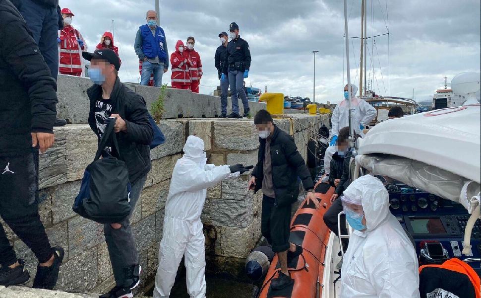 Sbarco migranti porto 02 2
