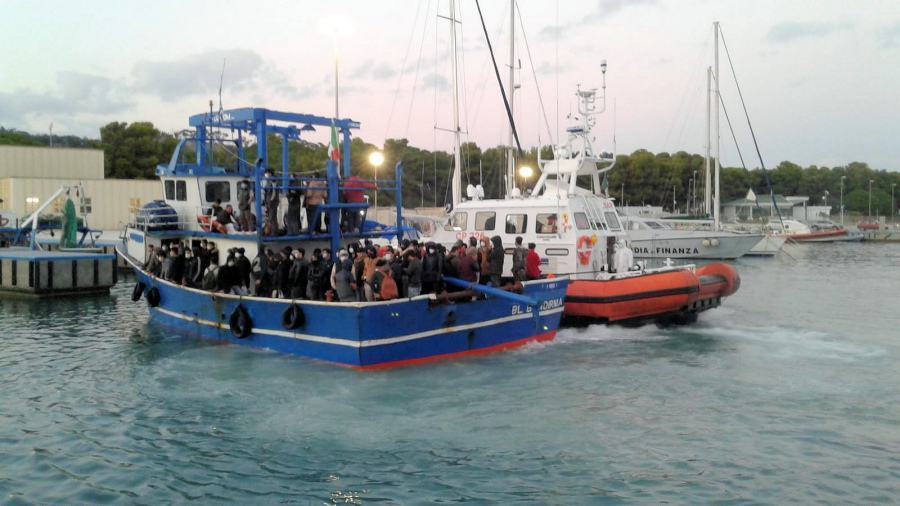Nuovo sbarco di migranti in Calabria. In 100 arrivano a bordo di un peschereccio 53 Sbarco migranti