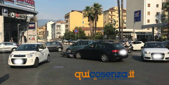 FOTONOTIZIA - Scontro tra auto e scooter su via Panebianco: traffico rallentato 55 Scontro 1