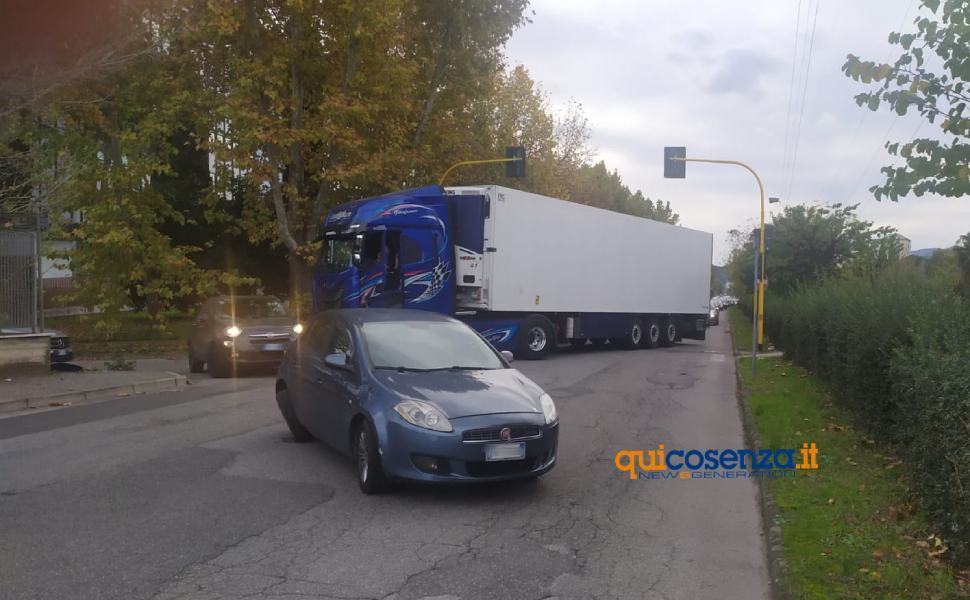 Cosenza: scontro tra un Tir e un'auto, disagi al traffico 51 Scontro tir auto cosenza 01