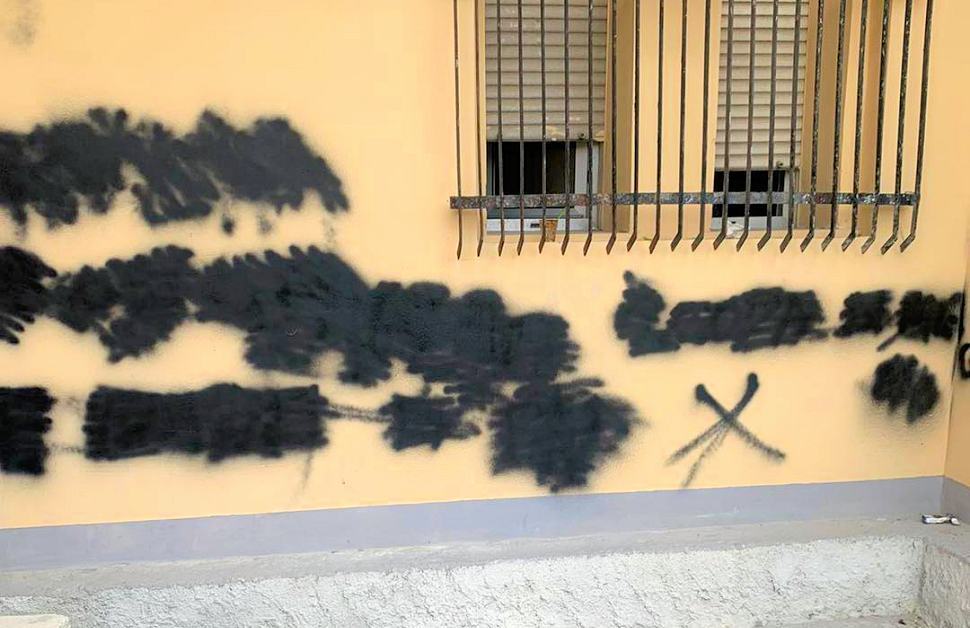 Frasi mafiose scritte sul muro del Comune. Scatta la denuncia, indagano i carabinieri 51 Scritte mafiose