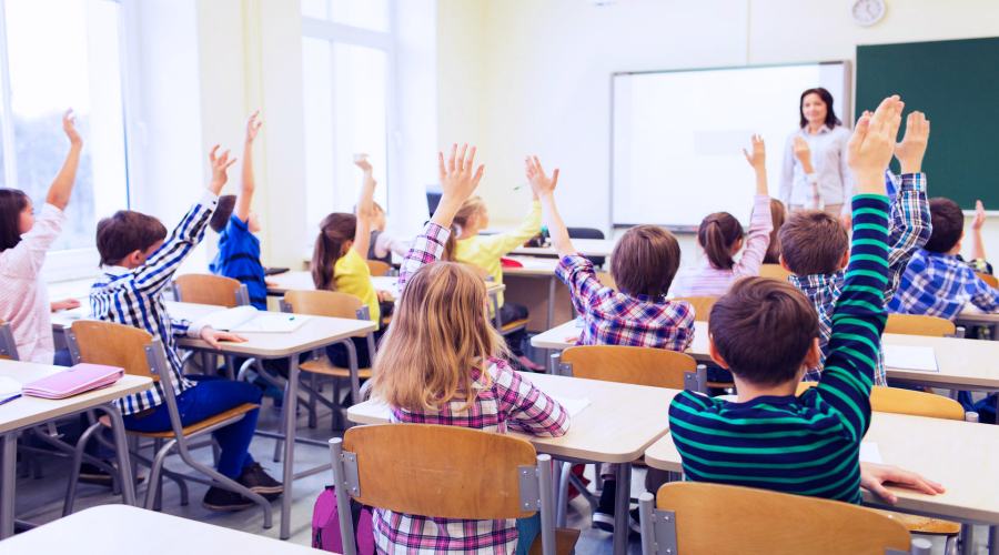 Scuola aula insegnante alunni