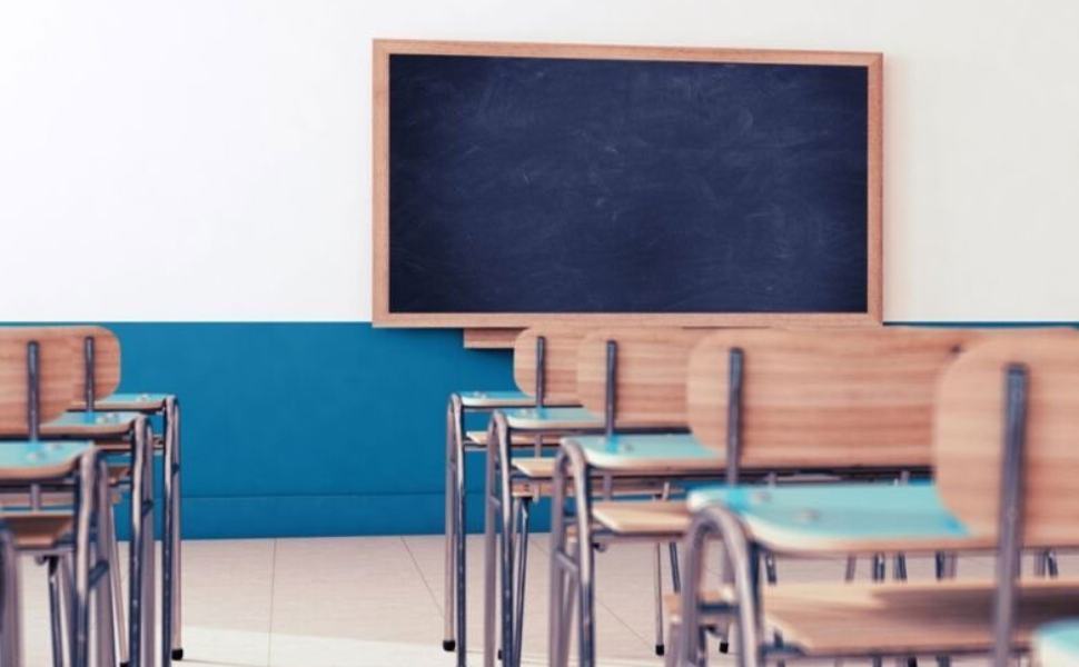 Morano Calabro, niente primo giorno di scuola. Comune: "ci scusiamo per il disagio" 51 Scuola chiusa banchi vuoti