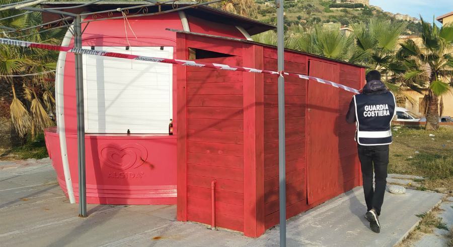 Abusivismo sul demanio marittimo, sequestrata un'area di 115 metri quadri 53 Sequestro area nicotera marina e chiosco 01