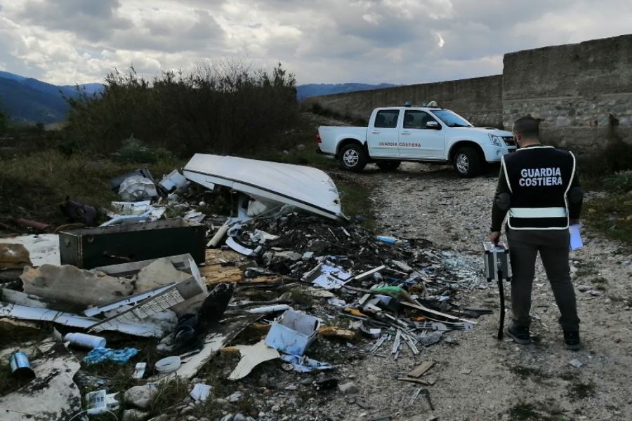 Discariche abusive sulle aree demaniali, sequestri a Corigliano Rossano e Cariati 59 Sequestro area rifiuti abbandonati guardia costiera corigliano rossano cariati