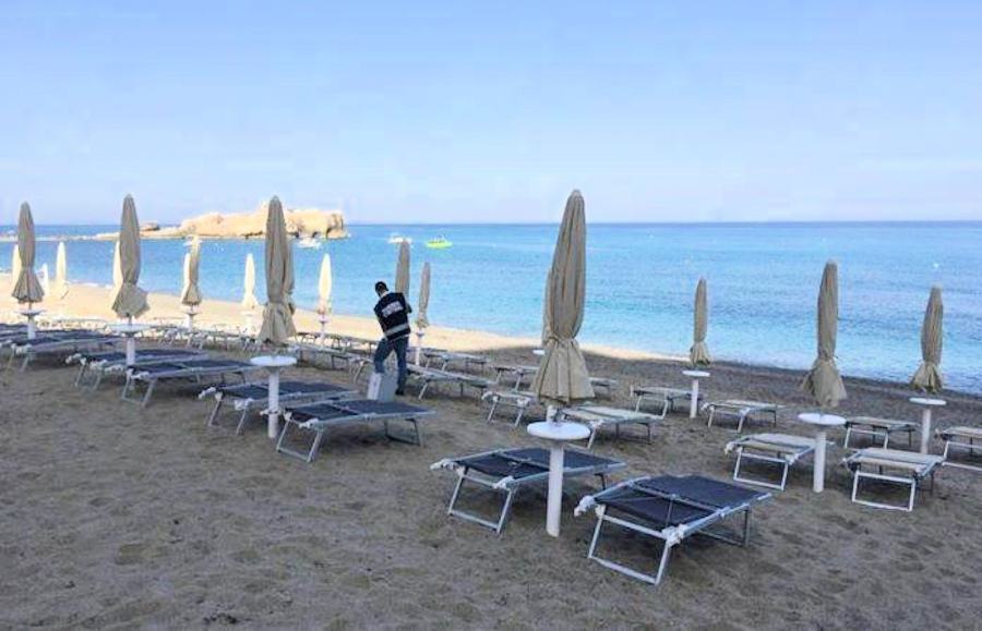 Baia di Riaci, liberata spiaggia occupata da lettini e ombrelloni. Denunciate 4 persone 53 Sequestro ombrelloni Ricadi3