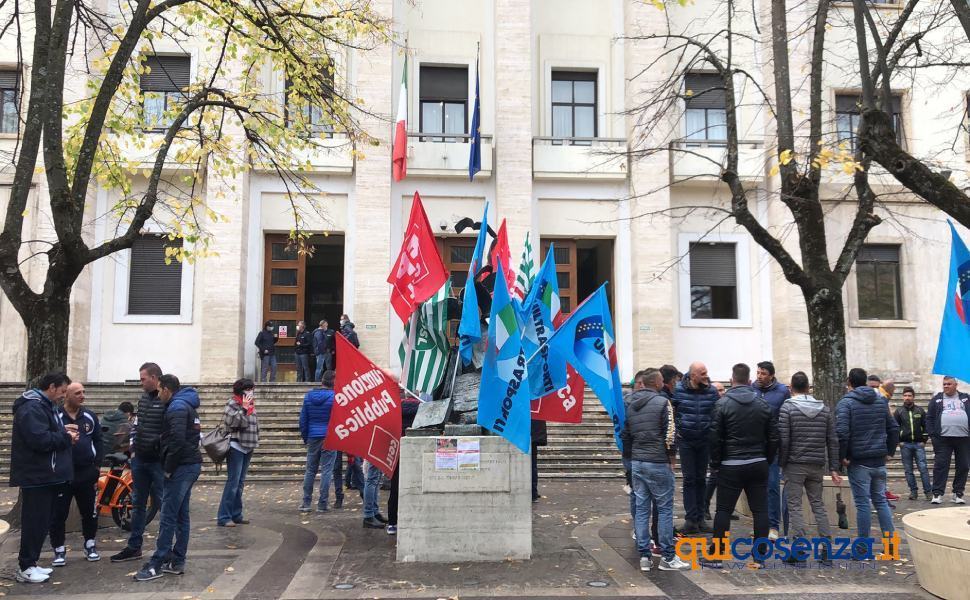 Servizi ambientali protesta cosenza prefettura