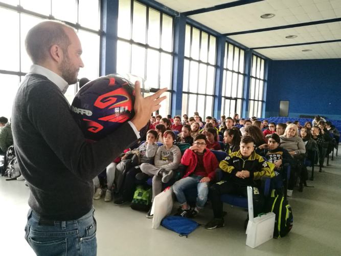 La sicurezza stradale si impara tra i banchi di scuola 51 Sicurezza stradale scuola