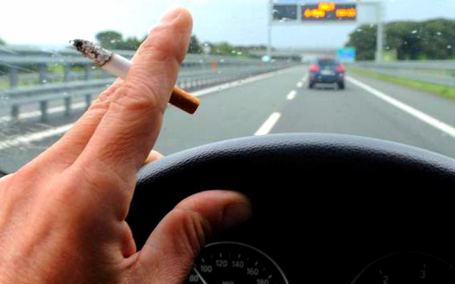Codice della strada: divieto di fumo per chi guida, velocità a 150 Km/h e multe 56 Sigaretta auto