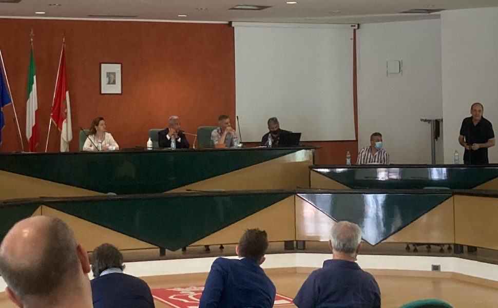 Sommersi dai rifiuti, sindaci ATO Cosenza: "Regione intervenga, non c'è più tempo" 51 Sindaci assemblea ATO Cosenza