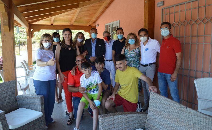 Marano Marchesato, Make a Wish realizza i sogni di tre fratelli gravemente malati 55 Sindaco Giunta Portavoce e volontari con i ragazzi e i loro genitori