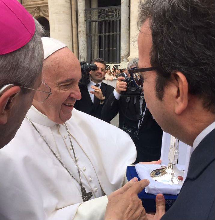 Sindaco Occhiuto consegna riprosuzione Stauroteca a Papa Francesco