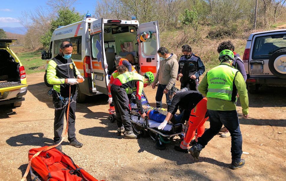 Cade dalla moto in una zona impervia nel cosentino. Salvataggio del soccorso alpino 51 Soccorsdo Alpino
