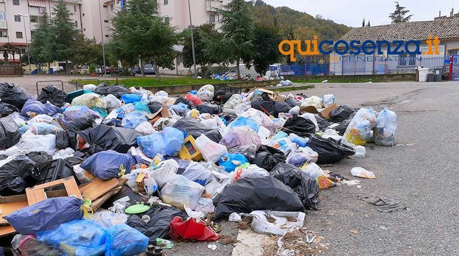 Spazzatura via degli Stadi1 2