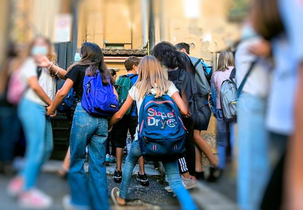 Trebisacce, torna in libertà il prof accusato di molestie sessuali ad alcune studentesse 80 Studetesse